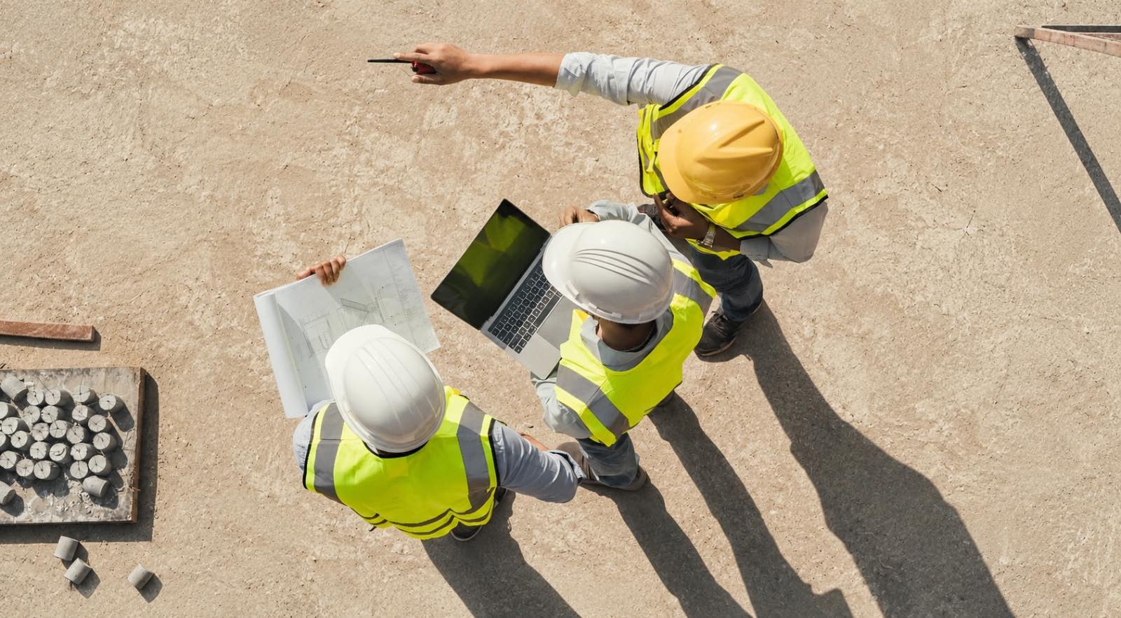 Équipe de chantier collaborant autour d'un plan