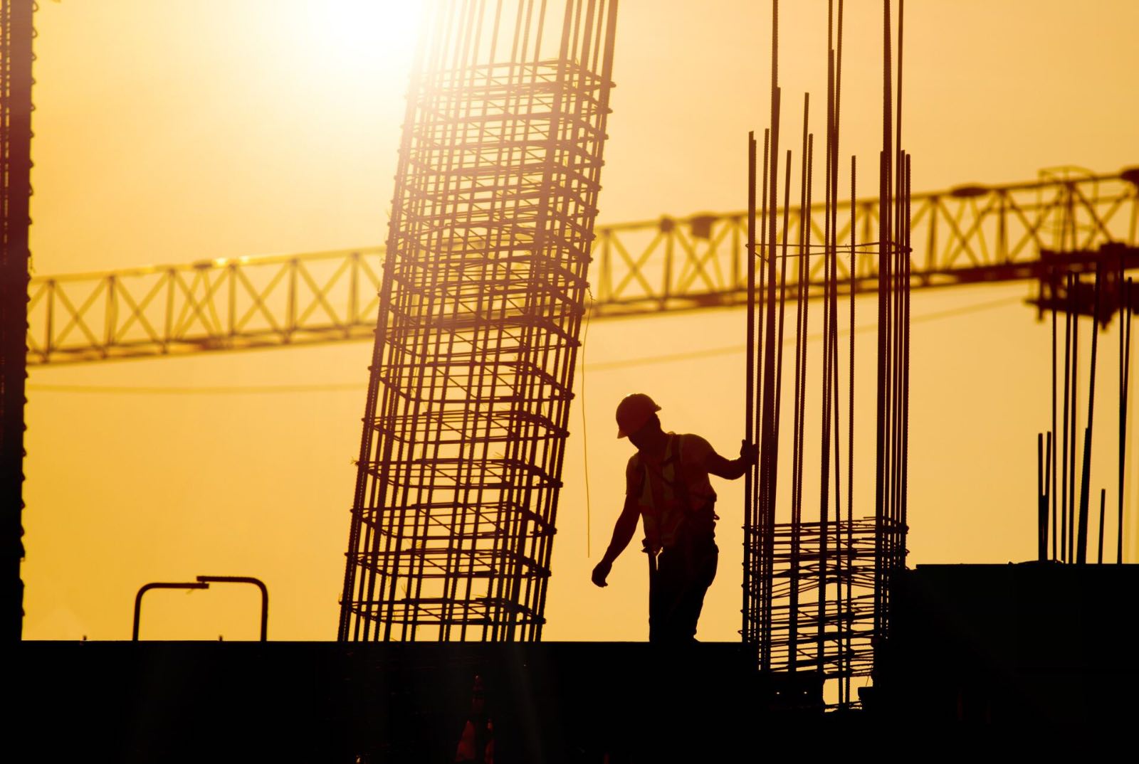 Ouvrier pensif sur un chantier au crépuscule