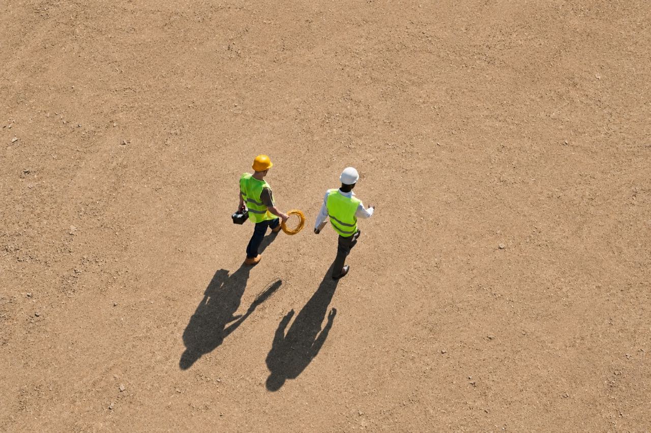 Deux professionnels du chantier marchant côte à côte
