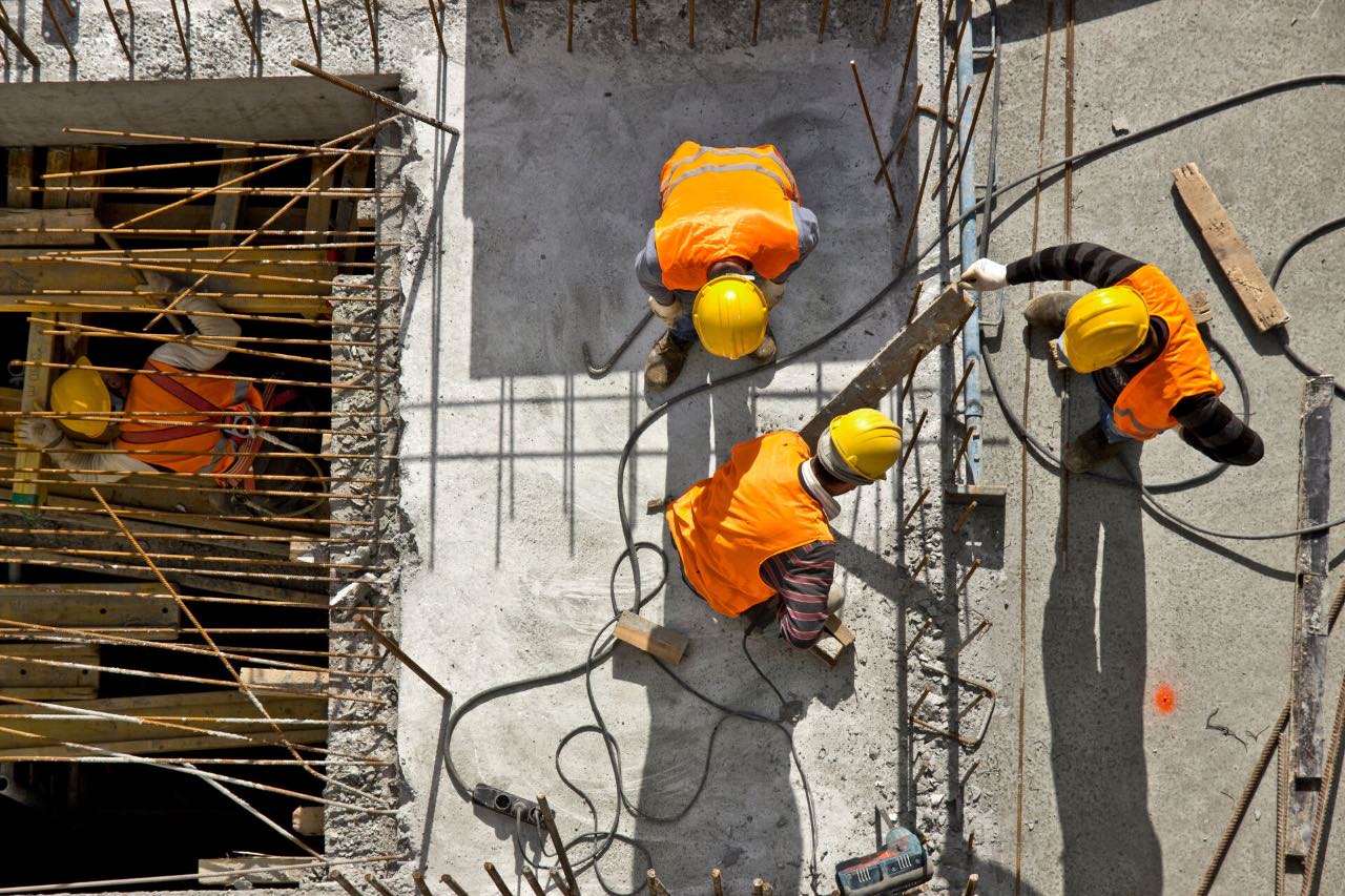 Équipe réunie autour d'un plan de construction